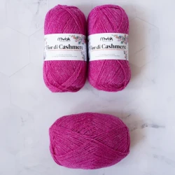 06_mYak-Fior-di-Cashmere_Flushed-Cheeks_03_Q-600x600.webp