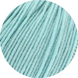 zbliżenie na motek włóczki lana grossa cool wool, kolor miętowy, nr koloru 2020