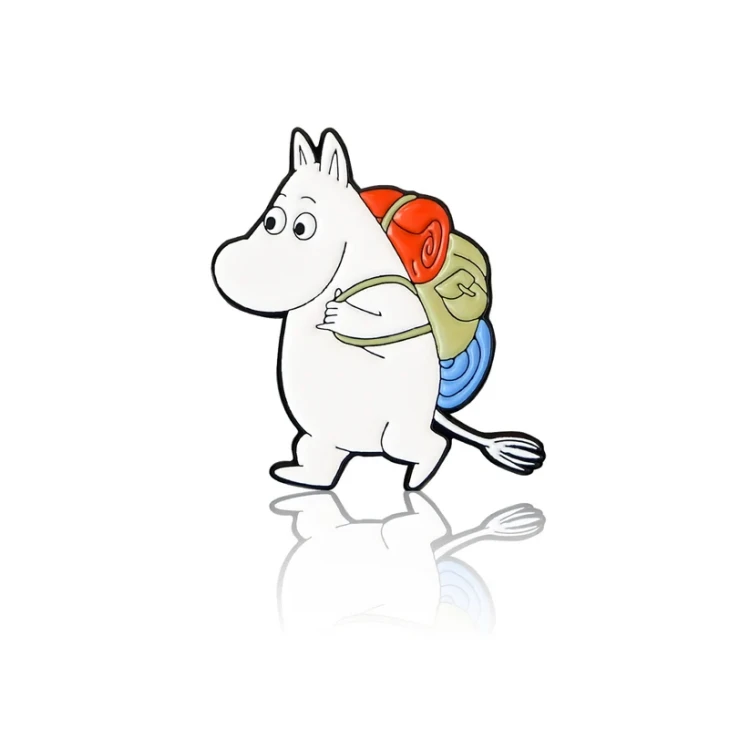 przypinka pins Muminek z kolorowym plecakiem