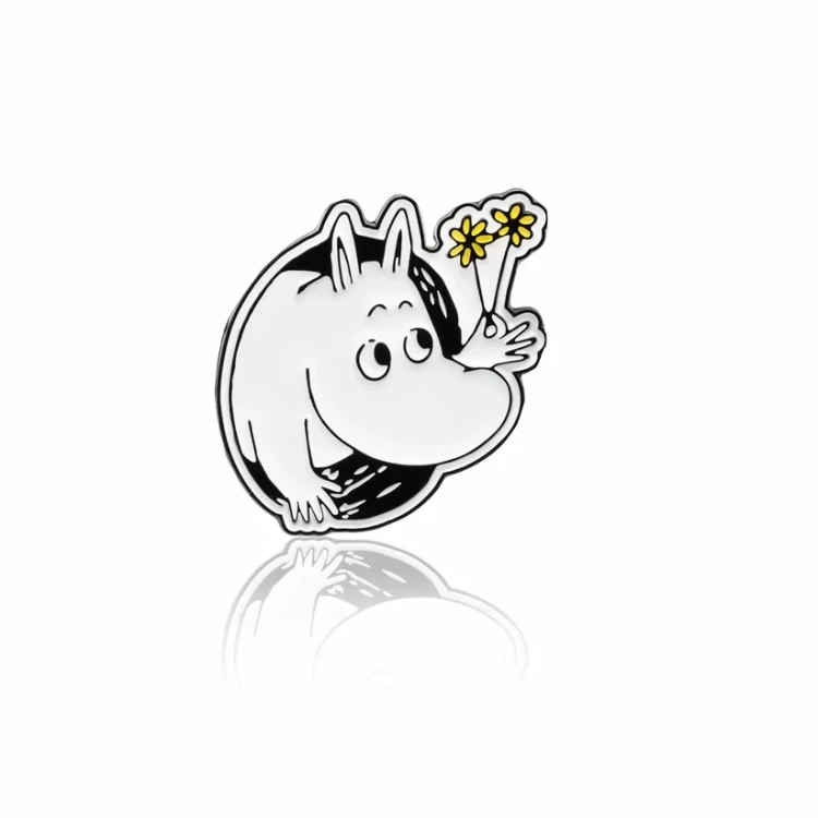 przypinka pins Muminek z kwiatami